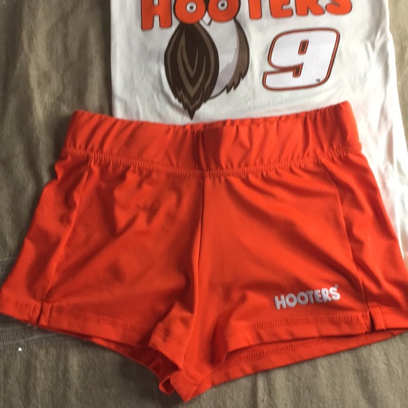 Box 25 #72 Hooters Girl Worn Uniform Chase Elliott Tank/Shorts from Size XXSmall - Picture 3 of 8